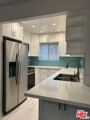 2452 Chelsea Place E, Santa Monica, CA 90404
