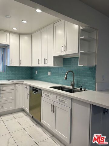 2452 Chelsea Place E, Santa Monica, CA 90404