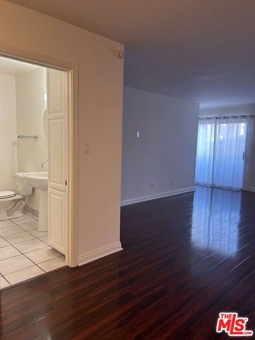 2452 Chelsea Place E, Santa Monica, CA 90404