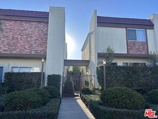 2452 Chelsea Place E, Santa Monica, CA 90404
