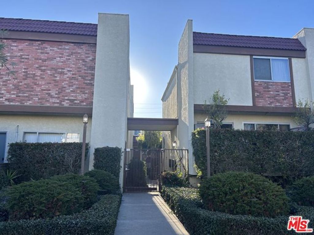 2452 Chelsea Place E, Santa Monica, CA 90404