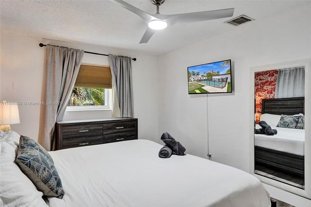 1124 NE 6th St, Hallandale Beach, FL 33009