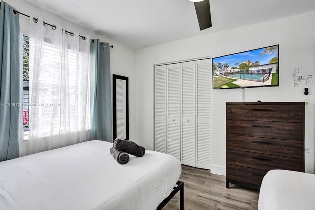 1124 NE 6th St, Hallandale Beach, FL 33009
