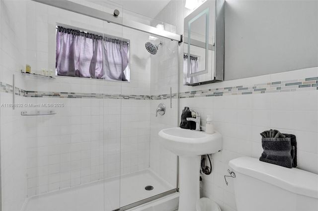 1124 NE 6th St, Hallandale Beach, FL 33009