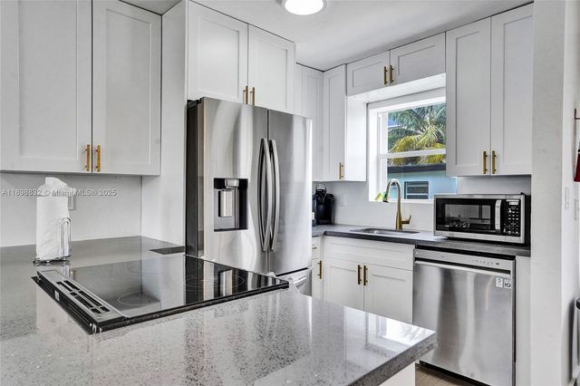 1124 NE 6th St, Hallandale Beach, FL 33009