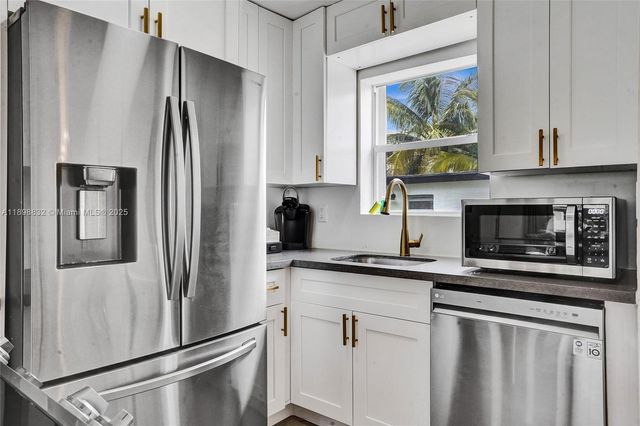 1124 NE 6th St, Hallandale Beach, FL 33009
