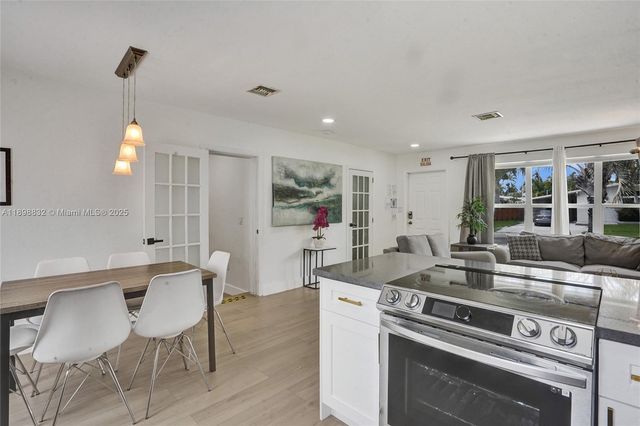 1124 NE 6th St, Hallandale Beach, FL 33009