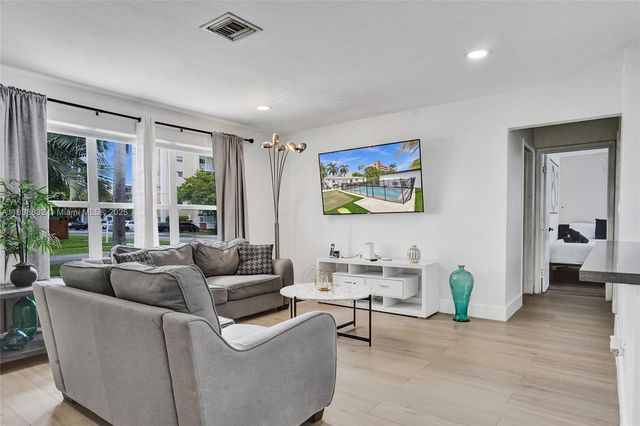 1124 NE 6th St, Hallandale Beach, FL 33009