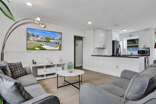 1124 NE 6th St, Hallandale Beach, FL 33009