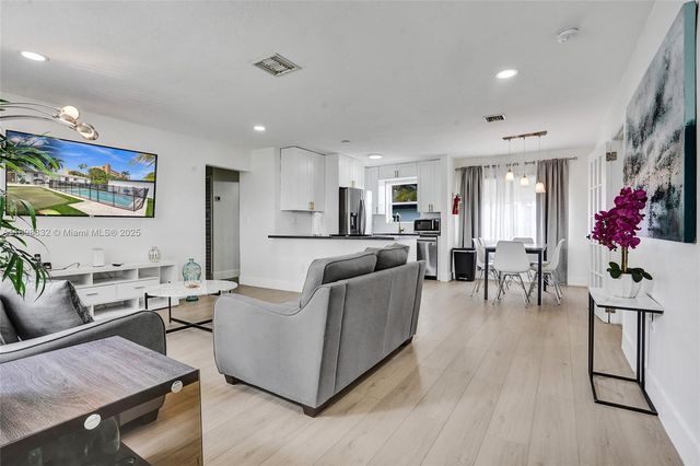 1124 NE 6th St, Hallandale Beach, FL 33009