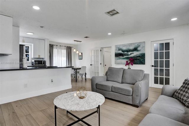 1124 NE 6th St, Hallandale Beach, FL 33009