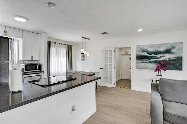 1124 NE 6th St, Hallandale Beach, FL 33009
