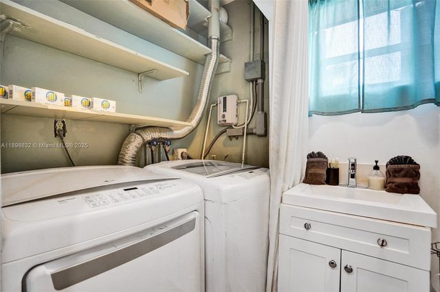 1124 NE 6th St, Hallandale Beach, FL 33009