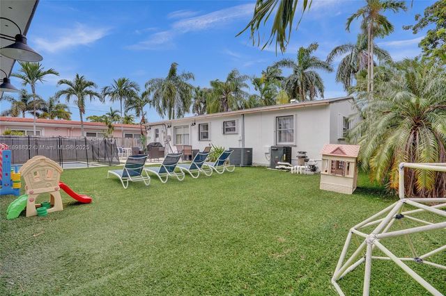 1124 NE 6th St, Hallandale Beach, FL 33009