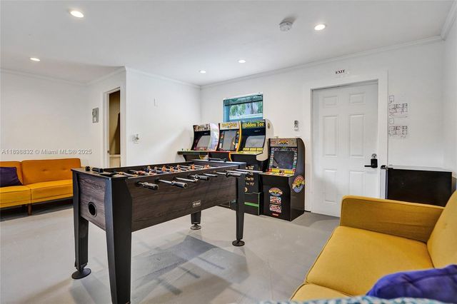 1124 NE 6th St, Hallandale Beach, FL 33009