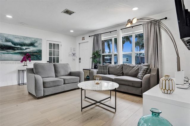 1124 NE 6th St, Hallandale Beach, FL 33009