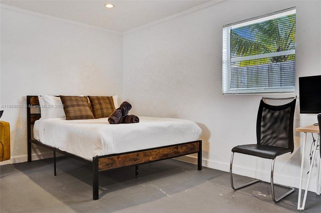 1124 NE 6th St, Hallandale Beach, FL 33009