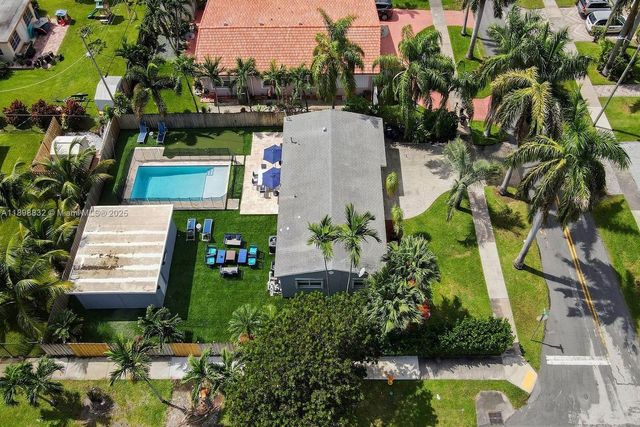 1124 NE 6th St, Hallandale Beach, FL 33009