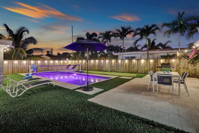 1124 NE 6th St, Hallandale Beach, FL 33009