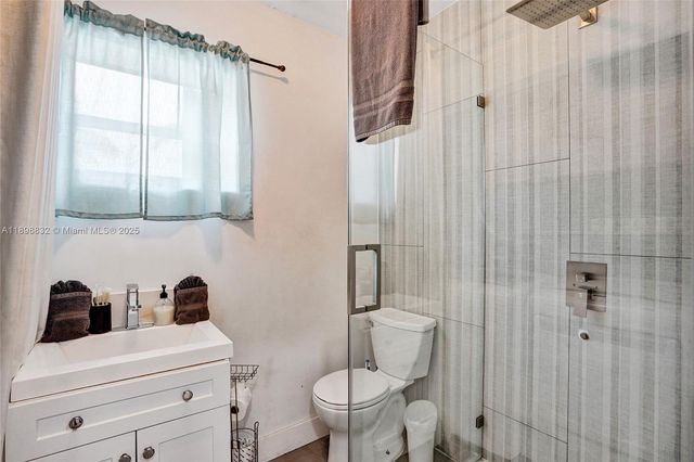 1124 NE 6th St, Hallandale Beach, FL 33009