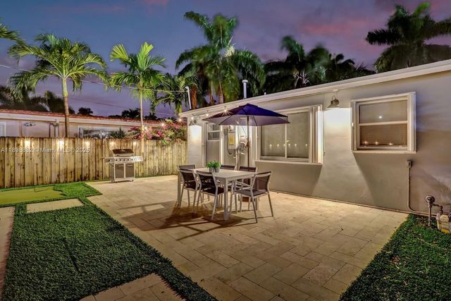 1124 NE 6th St, Hallandale Beach, FL 33009