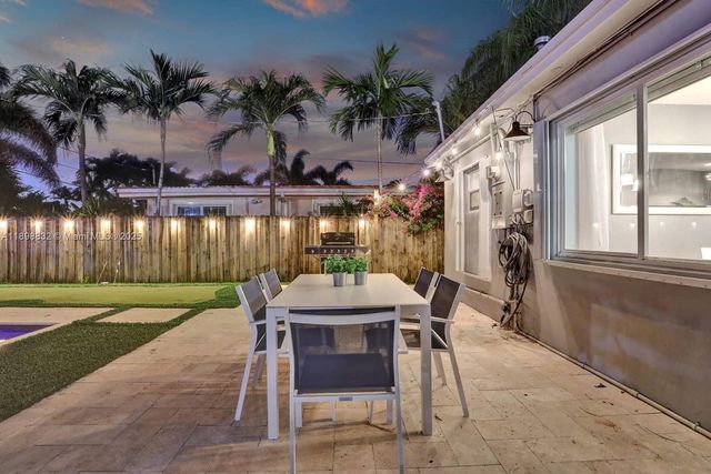 1124 NE 6th St, Hallandale Beach, FL 33009