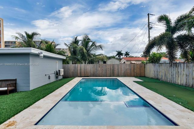 1124 NE 6th St, Hallandale Beach, FL 33009