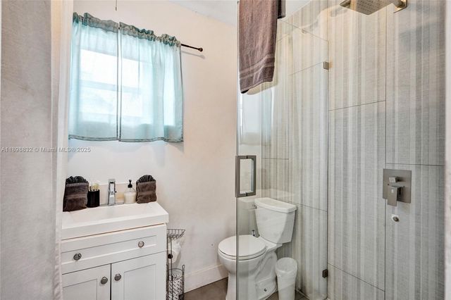 1124 NE 6th St, Hallandale Beach, FL 33009