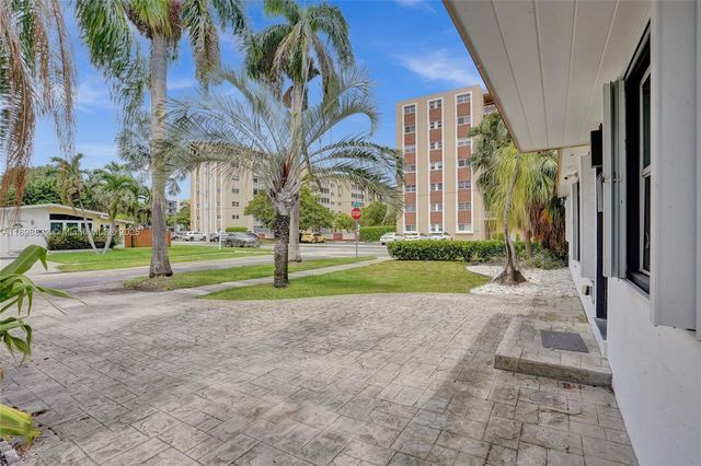 1124 NE 6th St, Hallandale Beach, FL 33009