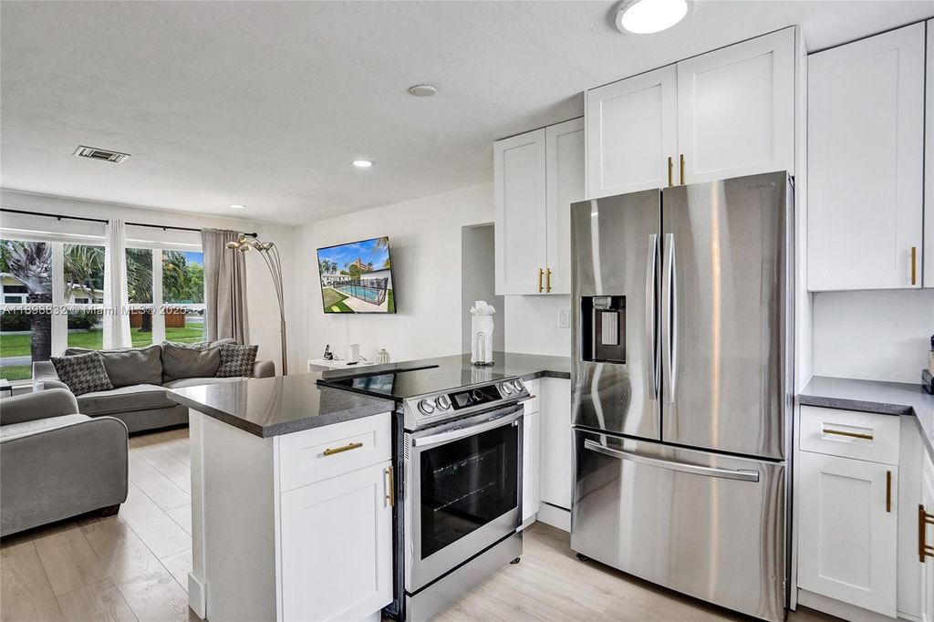1124 NE 6th St, Hallandale Beach, FL 33009