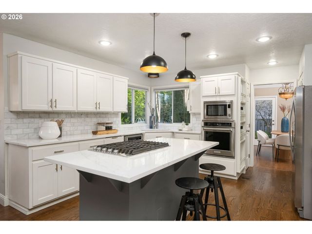 6703 Sw MOONSHADOW Ct, Portland, OR 97223