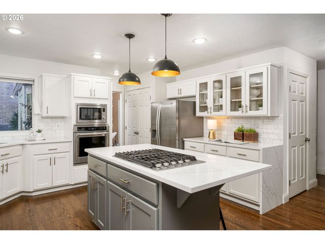 6703 Sw MOONSHADOW Ct, Portland, OR 97223