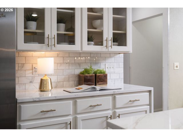 6703 Sw MOONSHADOW Ct, Portland, OR 97223