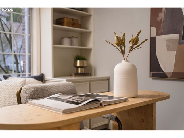 6703 Sw MOONSHADOW Ct, Portland, OR 97223