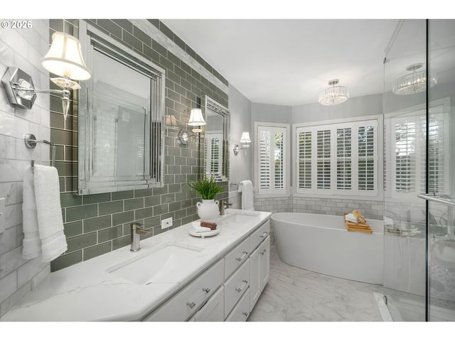 6703 Sw MOONSHADOW Ct, Portland, OR 97223