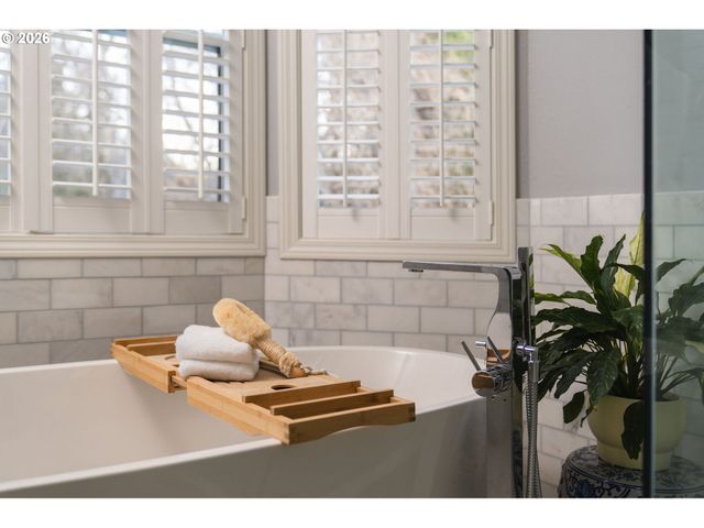 6703 Sw MOONSHADOW Ct, Portland, OR 97223