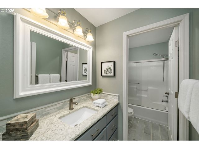 6703 Sw MOONSHADOW Ct, Portland, OR 97223