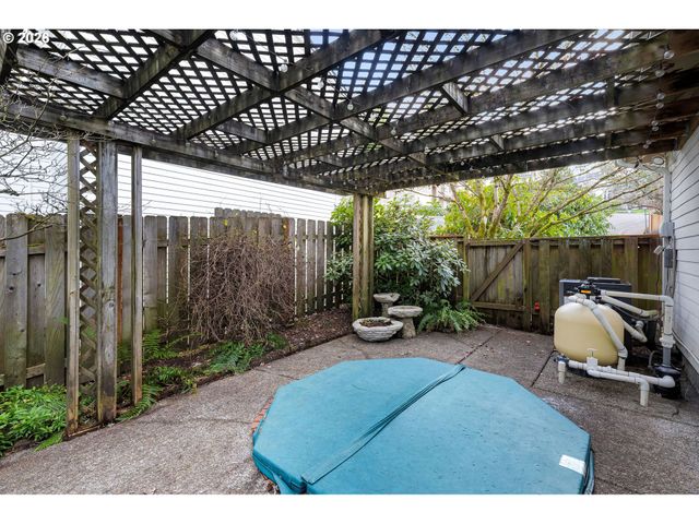 6703 Sw MOONSHADOW Ct, Portland, OR 97223