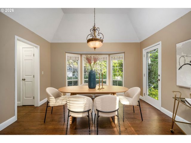 6703 Sw MOONSHADOW Ct, Portland, OR 97223