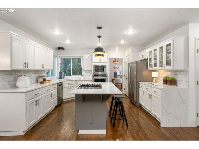 6703 Sw MOONSHADOW Ct, Portland, OR 97223