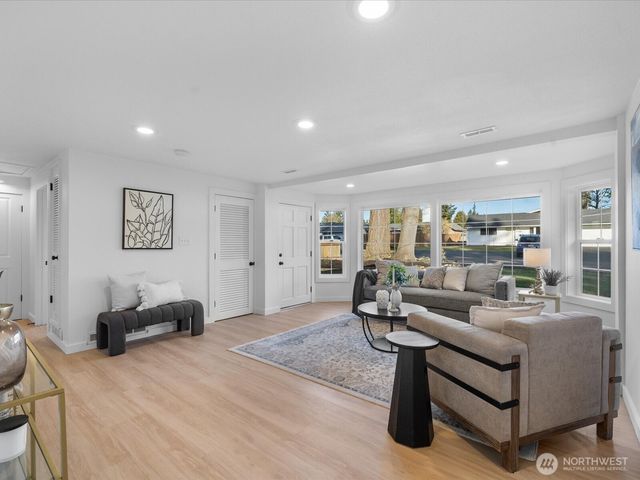 5706 225th Street SW, Mountlake Terrace, WA 98043