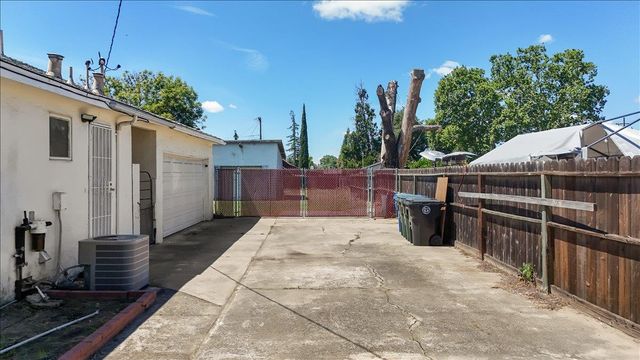 515 Locust Ave, Manteca, CA 95337