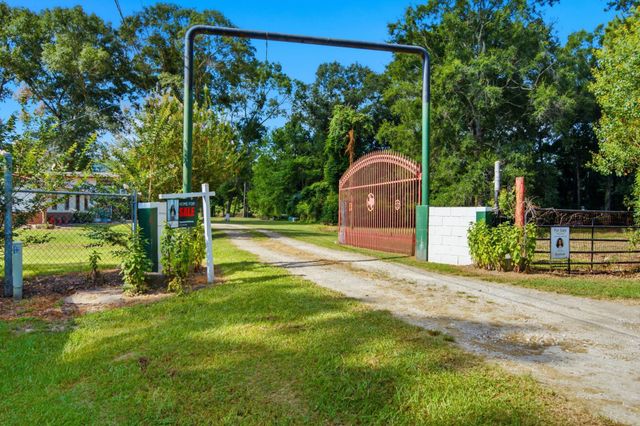 1310 S Franklin Avenue, Cleveland, TX 77327