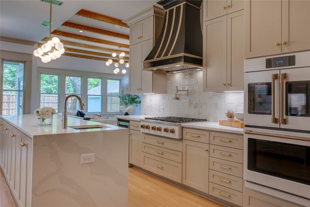 714 N Edgefield Avenue, Dallas, TX 75208