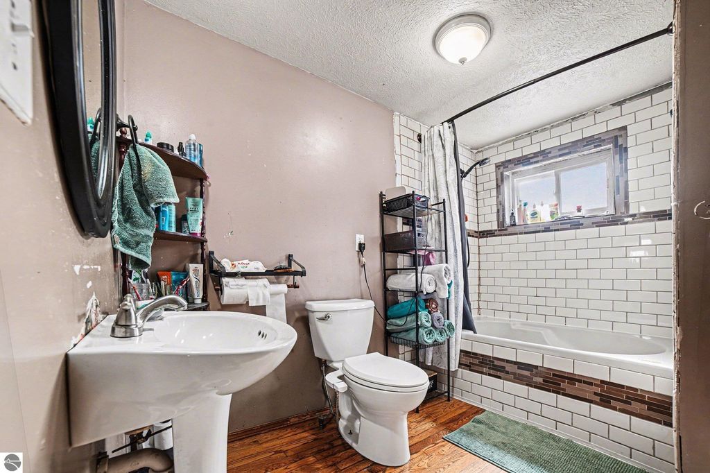 Image 16 of property listing at 996 E Monroe Road, St Louis, MI 48880