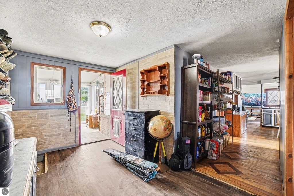 Image 5 of property listing at 996 E Monroe Road, St Louis, MI 48880