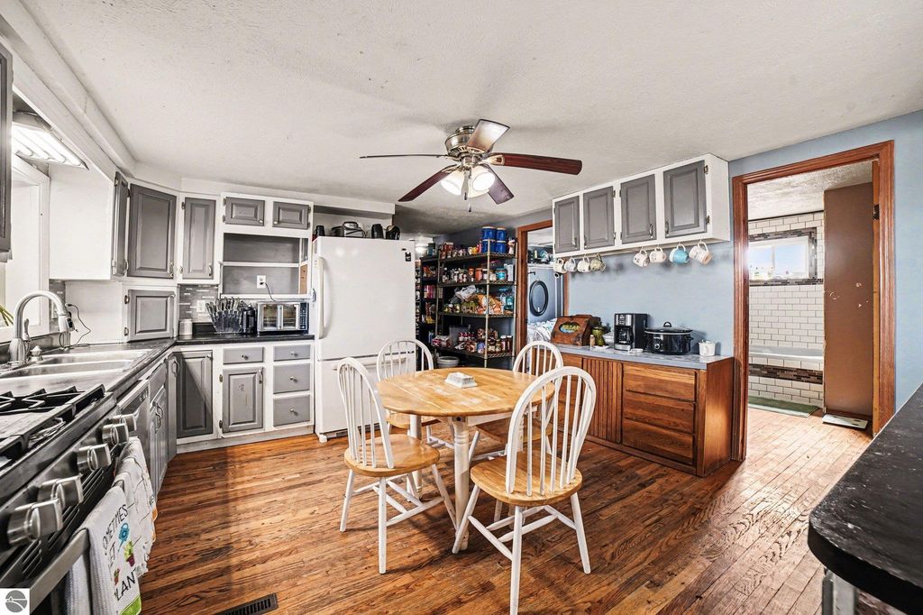 Image 6 of property listing at 996 E Monroe Road, St Louis, MI 48880