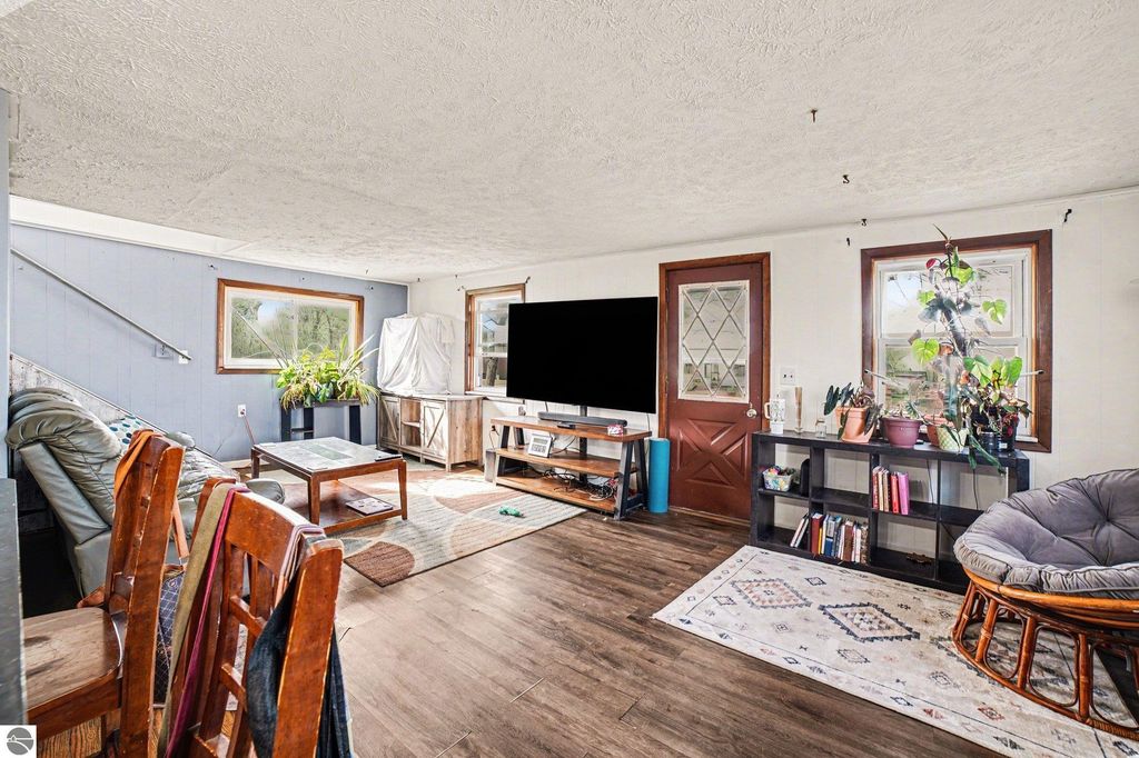 Image 7 of property listing at 996 E Monroe Road, St Louis, MI 48880