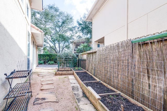 403 Harborside Way, Kemah, TX 77565