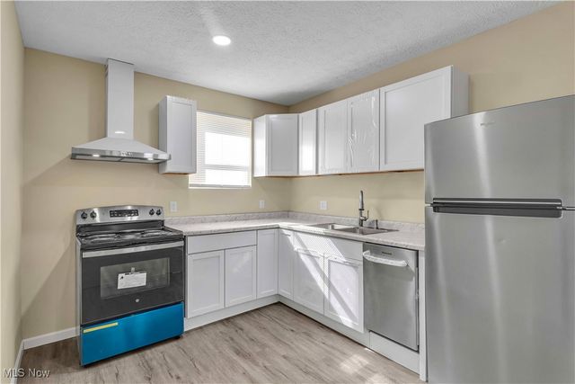 2400 Oberlin Avenue, Lorain, OH 44052